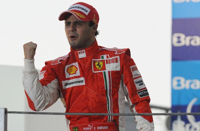 Felipe Massa yang finish terdepan di GP Brasil 2008, terharu saat naik podium karena nyaris juara dunia