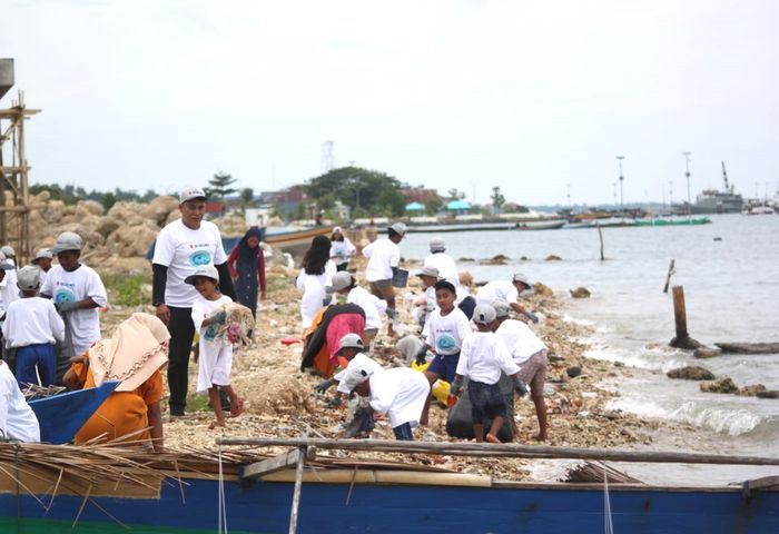 Program &ldquo;Clean Up the World&rdquo; di area konservasi mangrove Kabupaten Pulau Morotai Provinsi Maluku Utara, Mei 2023.