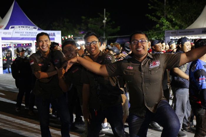 Para peserta berpose ke kamera di sela-sela acara games antar klub-klub MAXI Yamaha Series