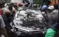 Tegang! Video Mobil Tabrak Kendaraan Lain dan Dihakimi Massa Setelah Kejar-kejaran dengan Polisi di Surabaya