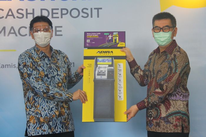 Ilustrasi. Simbolis peluncuran CDM Adira Finance dan Bank Danamon