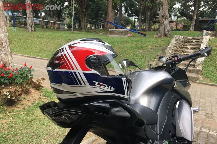 Review helm Zeus ZS 811