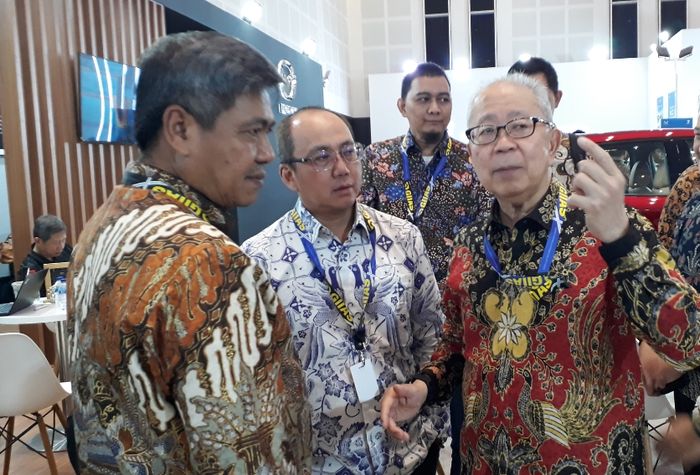 Putu Juli Ardika (kiri) dan Ketua Umum GAIKINDO, Yohannes Nangoi (kanan) saat berada di GIIAS Surabaya 2024
