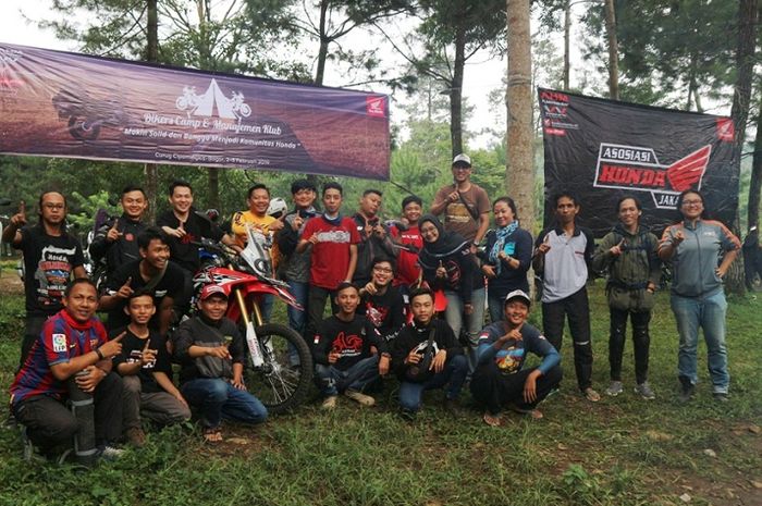 Wahana ajak anggota komunitas Asosiasi Honda Jakarta (AHJ) turing dan camping ke CUrug Cipamingkis, Bogor