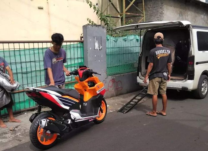 Salim Airbrusher lah yang mengerjakan All New Honda Vario 160 berlivery Repsol Honda.