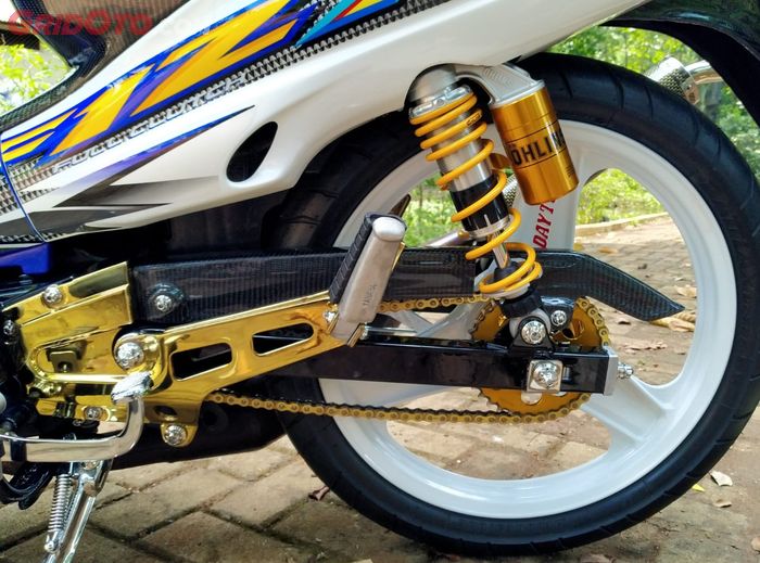 Sokbreker belakang Ohlins custom dan aksen krom gold pada Yamaha F1ZR