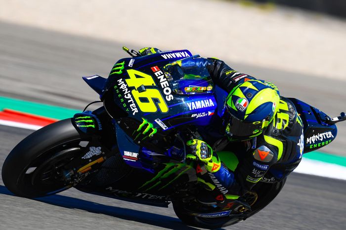 Valentino Rossi saat melakukan tikungan di sirkuit