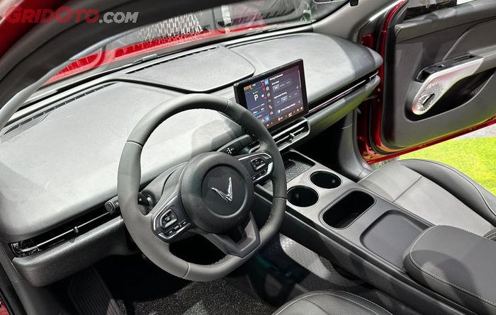 Setir kulit dengan remote steer dan head unit 10,1 inci