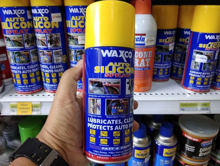 Silicon Spray merawat dan mengembalikan kondisi karet lebih prima.