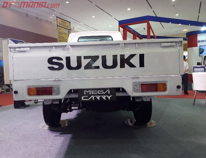 Stiker di bak belakang Suzuki Mega Carry menjadi lebih besar