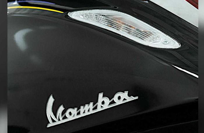 emblem 'Mamba' pada Vespa Primavera edisi Black Mamba