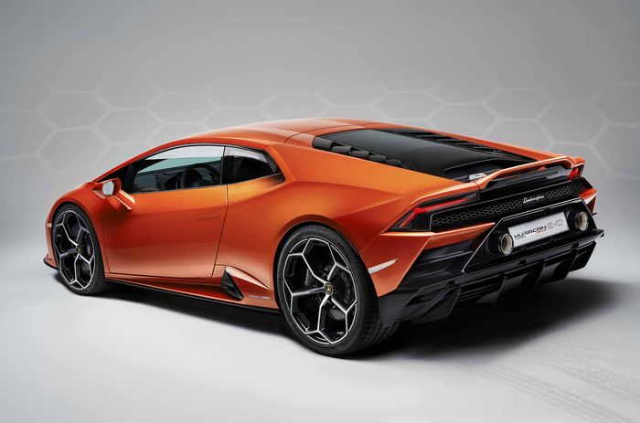 Knalpot kini berada di area tengah bemper Huracan EVO