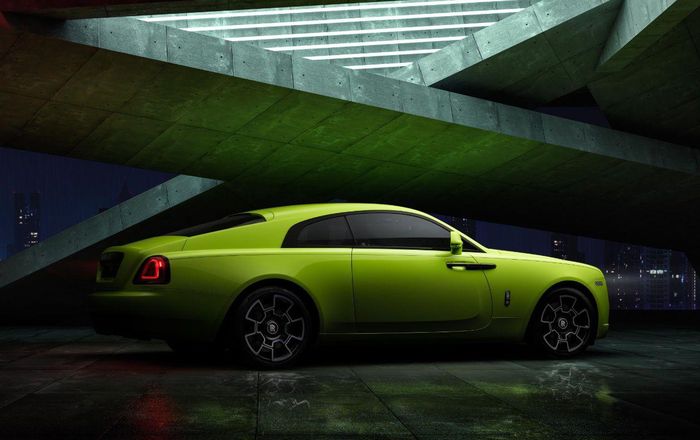 Rolls-Royce Wraith dilabur dengan kelir Lime Rock Green 