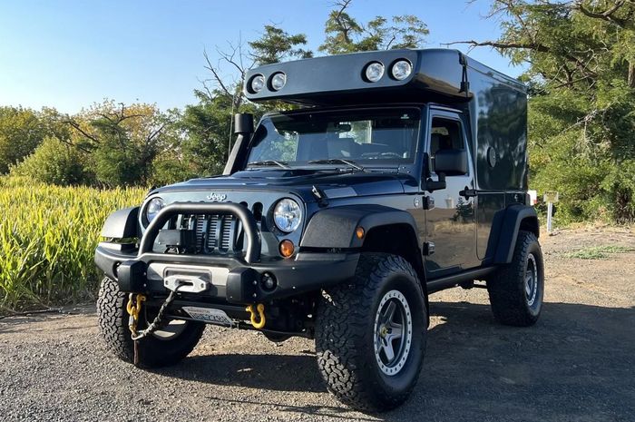 Modifikasi Jeep Wrangler untuk overland kreasi Earth Roamer, Amerika Serikat