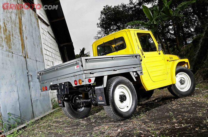  Pelek milik Willys Mitsubishi dikolaborasikan dengan ban Bridgestone Dueller HT 205/80/R16 untuk sektor roda Suzuki Jimny LJ80 ini. 