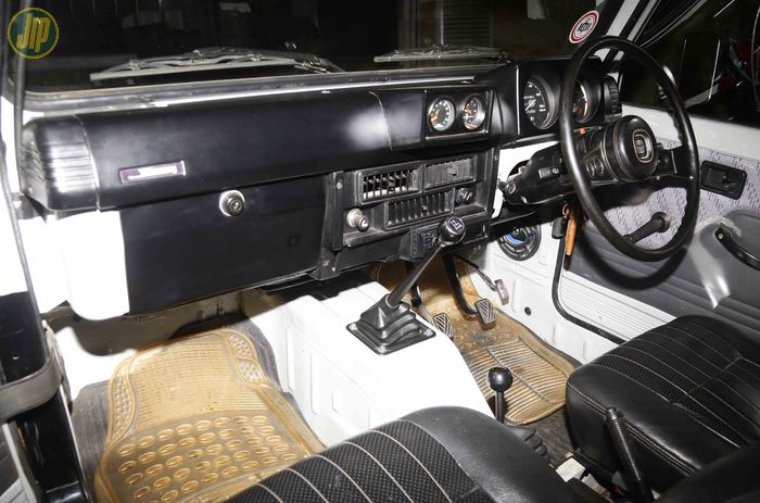 Kondisi dasbor Suzuki Jimny X1 dipertahankan supaya tetap orisinil. 