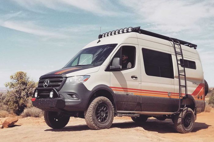 Mercedes-Benz Sprinter Mode 4x4 tipe Beast dengan decal atraktif dan pelek Rhino