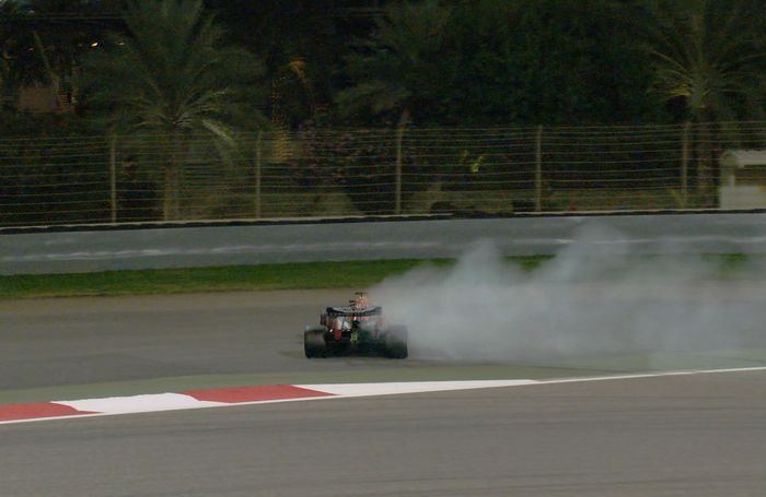Sementara, Max Verstappen (Red Bull) yang kehilangan grib ban melintir saat melewati tikungan kedua.