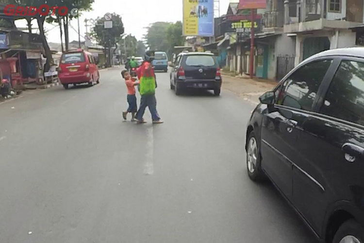 Street Manners Jangan Seenaknya Sendiri Menyeberang Jalan Sudah Diatur Undang Undang Ini Pasalnya Gridoto Com