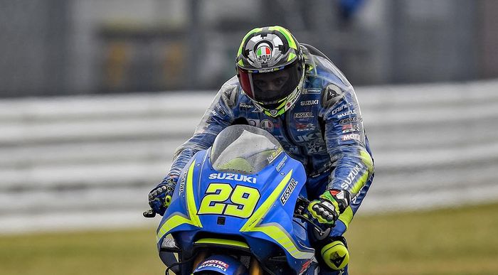 Andrea Iannone memakai jas hujan balap