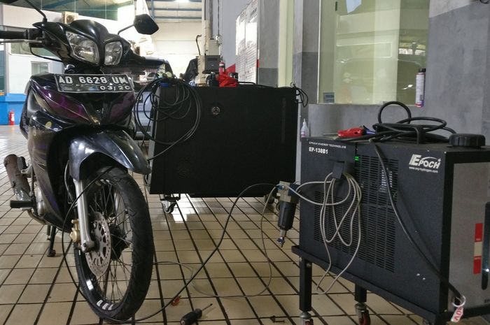 Membersihkan ruang bakar pada motor menggunakan sistem hidro carbon