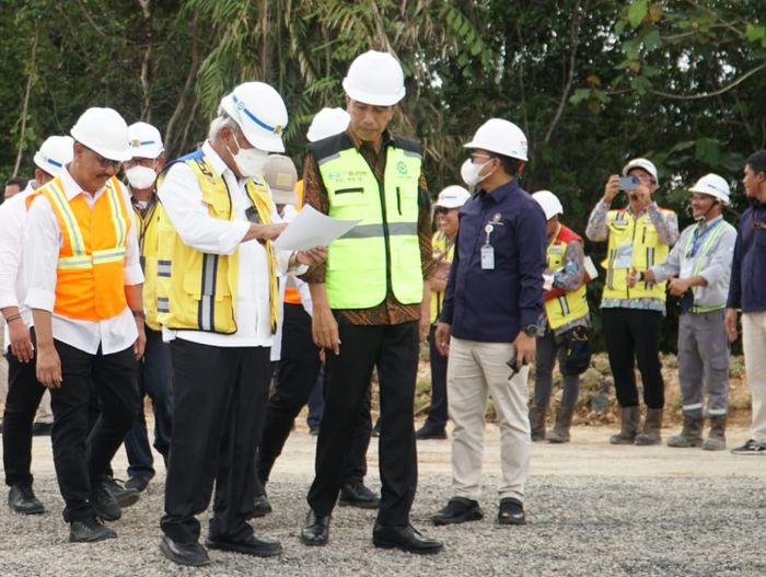 Presiden Jokowi tinjau pembangunan Jalan Tol dari Balikpapan ke Kawasan Ibu Kota Negara (IKN) Nusantara.