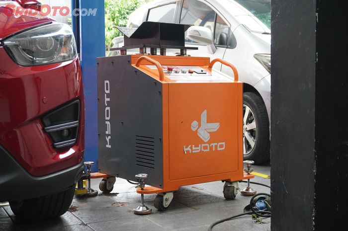 Kyoto Shaking Machine bekerja dengan menumpu roda mobil dan bergerak naik turun untuk mengguncangkan mobil sehingga bisa dideteksi masalah pada kaki-kaki mobil.