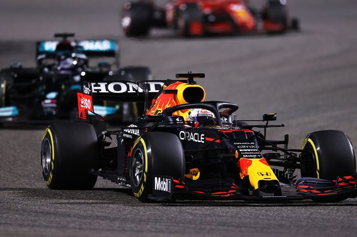 Max Verstappen gagal memenangkan balap F1 Bahrain 2021 setelah bersaing sengit dengan Lewis Hamilton