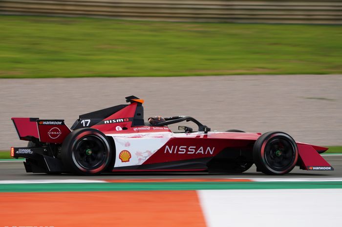 Pembalap tim Nissan, Norman Nato menggunakan nomor 17 pada mobilnya di balap Formula E musim 2022-23