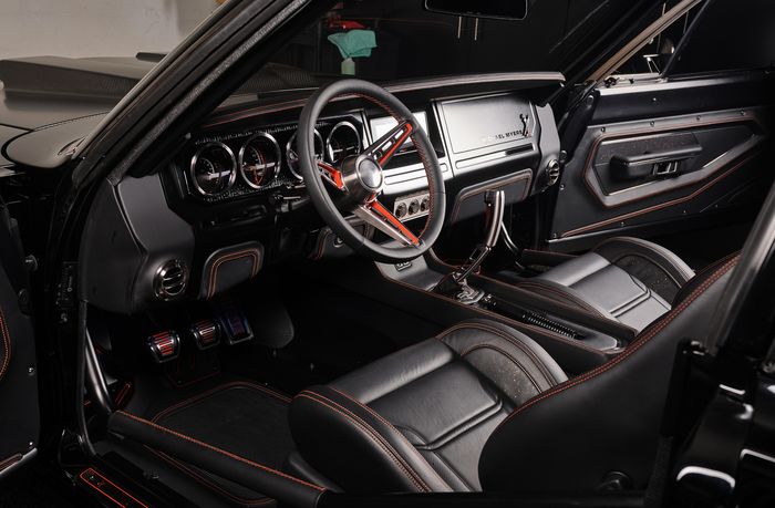 Tampilan kabin restorasi apik Plymouth Road Runner 1969 milik Kevin Hart