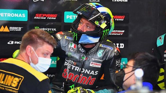 Valentino Rossi mundur ke posisi belakang