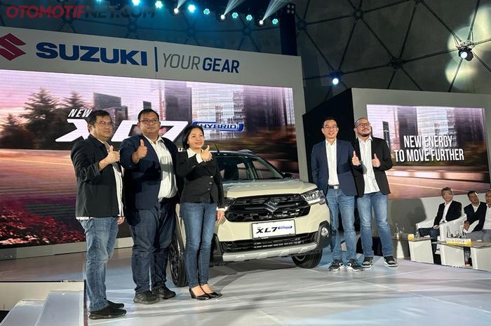 Manajemen PT Suzuki Indomobil Sales (SIS) berpose bersama dalam peluncuran Suzuki New XL7 Hybrid di Jakarta (15/6/2023)