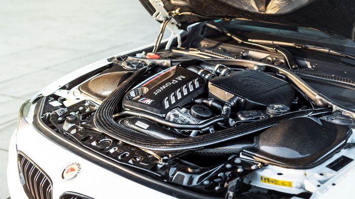 Mesin BMW M4 DTM Champion Edition juga diracik ulang Manhart