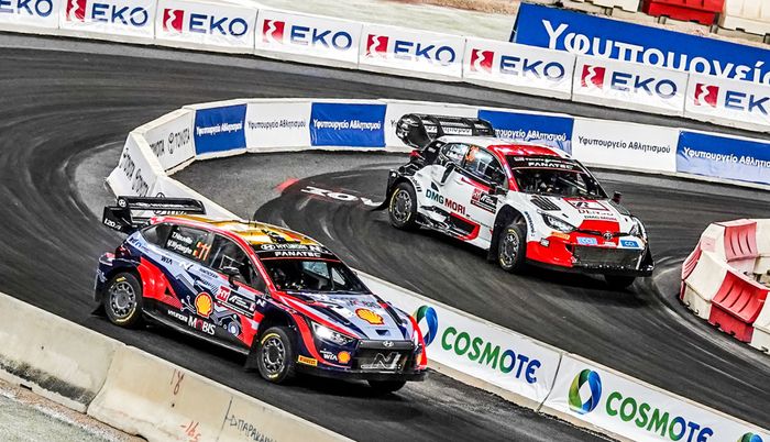 Pereli tim Hyundai, Thierry Neuville saat berduel dengan pereli tim Toyota di SS1 Reli Akropolis 2022