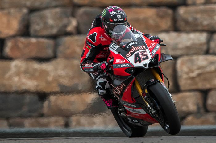 Scott Redding berhasil mengasapi Jonathan Rea di Race 2 WorldSBK Aragon 2021 berkat pilihan ban yang tepat.