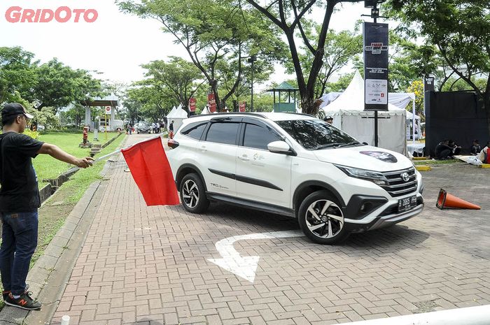 Petugas memandu pengunjung yang mencoba Toyota Rush TRD Sportivo di PTDR 2018