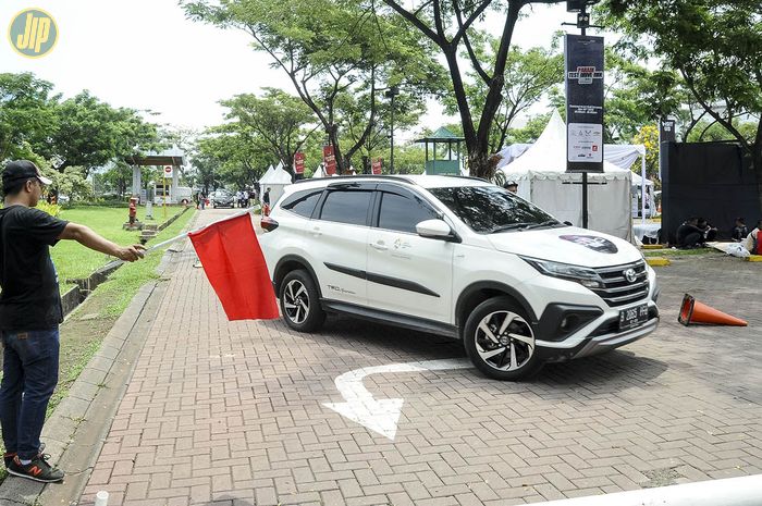 Petugas memandu pengunjung yang mencoba Toyota Rush TRD Sportivo di PTDR 2018