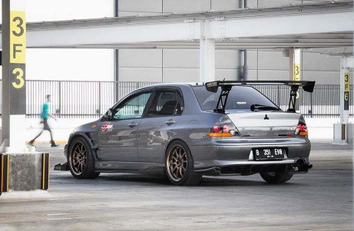 GT Wing Voltex yang tingginya rata dengan atap, khas Lancer Evo yang berlaga di Time Attack