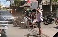 Pak Ogah Mah Lewat, Wisatawan Bule Sukarela Atur Kemacetan Lalu Lintas Kendaraan 