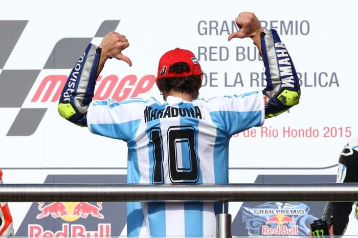 Valentino Rossi saat menang di MotoGP Argetina 2015 pakai jersey timnas Argentina dengan nama Maradona