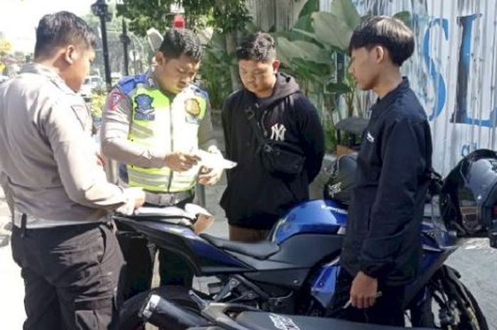 Lima konten kreator di Kota Salatiga ditilang polisi saat mau ngonten, gara-gara knalpot brong yang mereka gunakan