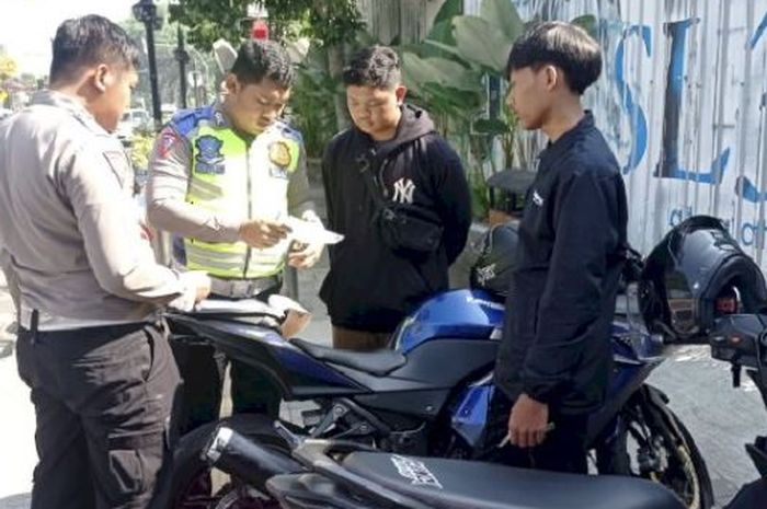 Ilustrasi tilang knalpot brong