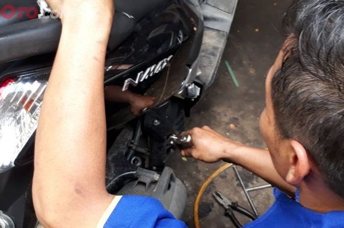 Bahaya menyemprotkan angin saat ganti oli motor