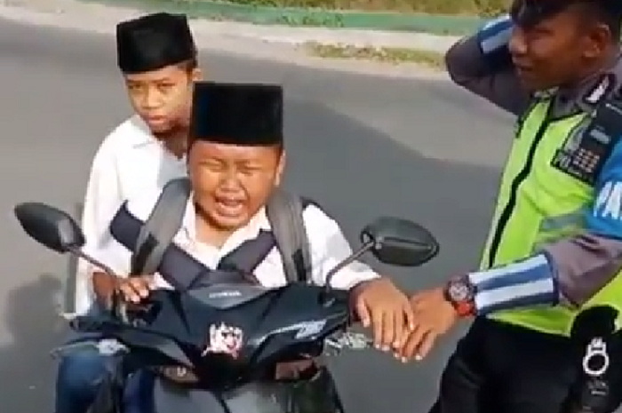 Bocak takut ditilang polisi sampai nangis histeris