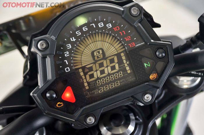Spidometer jadi digital kendati bentuk identik punya ER-6n 
