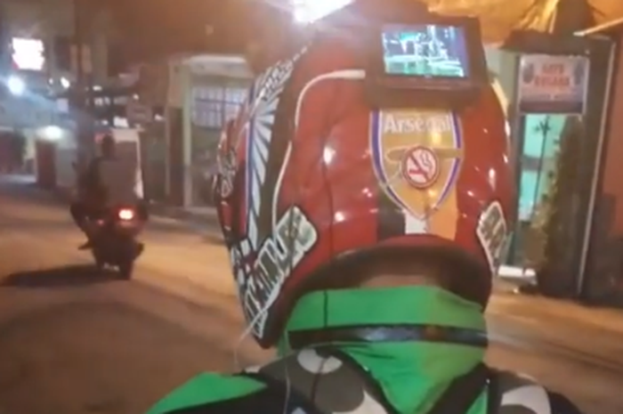 Driver ojek online berfasilitas lengkap, ada layar portabel di helm