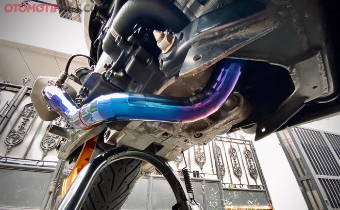 Leher knalpot stainless nya warna biru, semakin panas akan semakin menyala