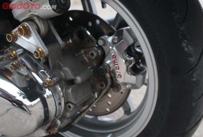 Vespa Sprint custom diskbrake set 946, kaliper rem Brembo 2pot