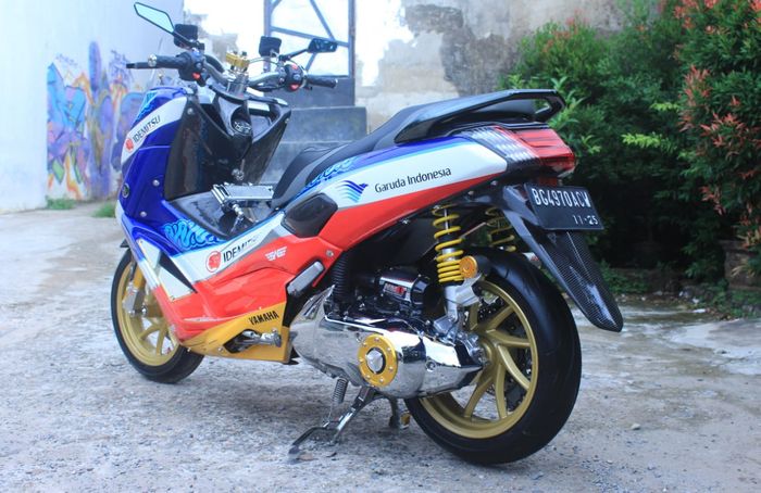 Kaki-kaki Yamaha NMAX berlivery Mandalika Racing Team kece dengan aksen krom