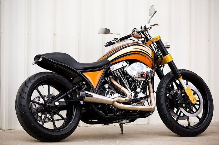 Motor kustom dengan mesin yang setara mobil.